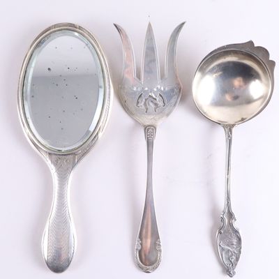 trois cuillères et un miroir posés sur une table