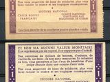 un gros plan sur deux types de tampons différents posés sur une surface en bois