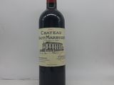 une bouteille de vin rouge posée sur une table blanche