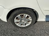 un gros plan d'un pneu sur une voiture blanche
