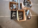 quatre cartons de raccords de tuyauterie posés par terre