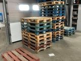 de nombreuses palettes empilées dans un grand entrepôt