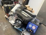 une pile de bagages posée sur une palette dans un garage