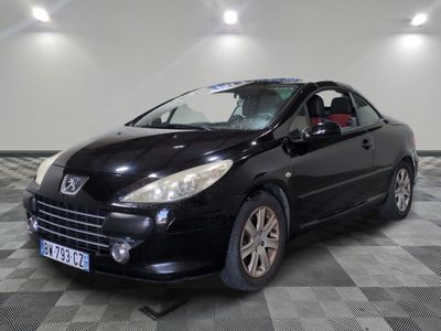 la photo d'une voiture noire sur un sol en damier