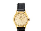 une photo d'une montre-bracelet pour femme, avec un boîtier en or et un bracelet en cuir noir