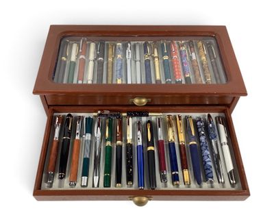 une image représentant une boîte en bois remplie de différents types de stylos