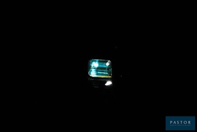 l'image d'un anneau vert dans l'obscurité
