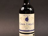 une bouteille de vin posée sur une table