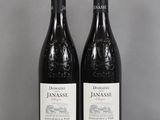 deux bouteilles de vin rouge posées sur une table en verre