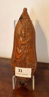 une plaque en bois sur laquelle figure une image de Jésus