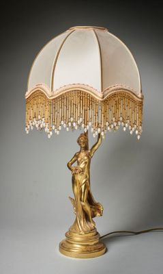une image représentant une lampe et une femme tenant un parapluie
