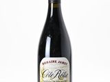 la bouteille de vin est posée sur une surface blanche