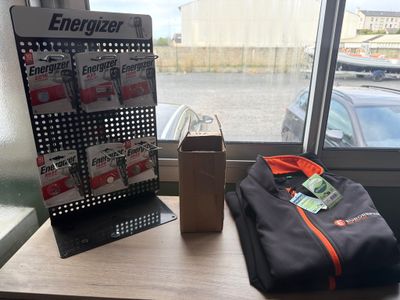 un sachet d'énergie à côté d'un sachet de piles sur une table