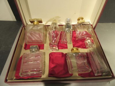 270.58 - Lot DE Flacons DE Parfum DE Grandes Marques Vides .