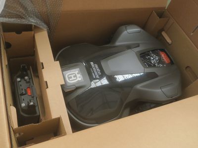une boîte contenant une télécommande et une autre boîte contenant elle-même une télécommande