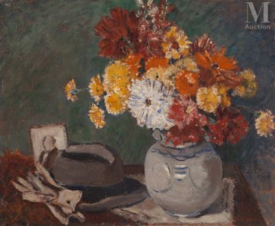 un tableau représentant un vase de fleurs et un chapeau posés sur une table