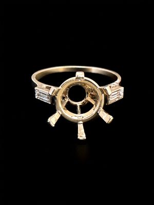 un gros plan d'une bague en or sertie de diamants sur fond noir