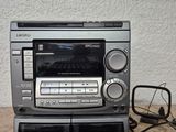 une radio posée sur une table