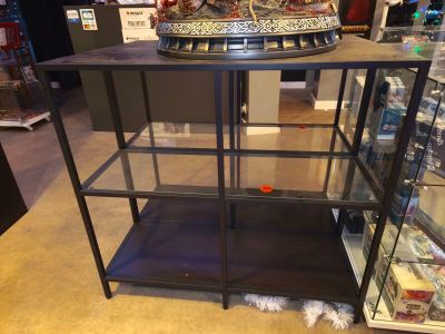une vitrine en verre surmontée d'une statue