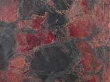 une peinture abstraite représentant un fond rouge et noir, réalisée à la peinture noire et rouge