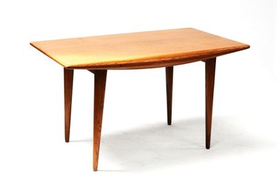 un gros plan d'une table en bois sur fond blanc