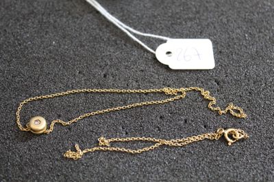 gros plan sur un collier en or portant une étiquette