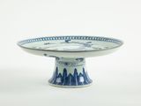 un bol bleu et blanc posé sur une table blanche