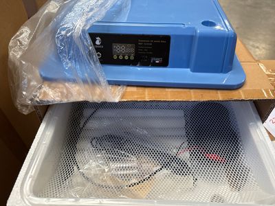un récipient en plastique muni d'un couvercle bleu posé sur une boîte en carton