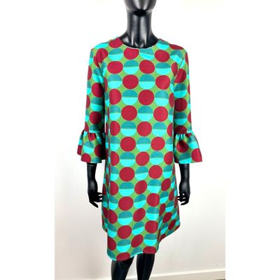 une robe de mannequin à pois