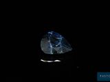 gros plan d'un diamant bleu sur une surface noire