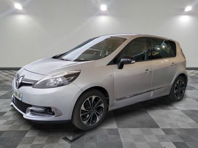 la photo d'une voiture blanche garée dans une salle d'exposition