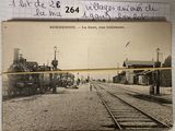 une photo d'une carte postale représentant un train sur les rails