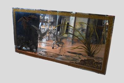 Grande glace rectangulaire à décor d'oiseaux et encadrement …