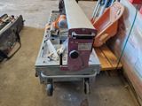une machine posée sur une table dans un garage