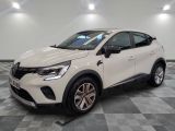 une voiture blanche garée dans une pièce au sol en damier