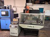 une machine qui se trouve à côté d'une machine bleue