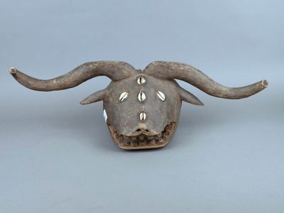une image représentant une tête de taureau sur fond gris