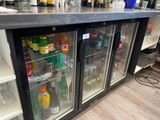 un bar avec plusieurs bouteilles d'alcool sur le comptoir