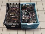 de nombreuses paires de lunettes posées dans un panier posé par terre