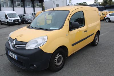 une petite camionnette jaune garée dans un parking