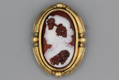 Broche en or ornée d’un camée sur agate tricolore stylisant …