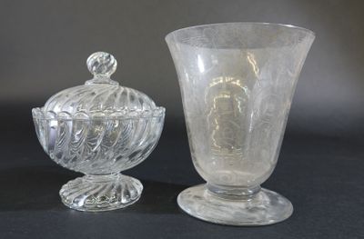 deux vases en verre posés l'un à côté de l'autre sur une table