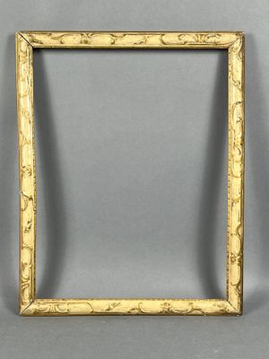 un cadre doré ancien orné d'un motif décoratif