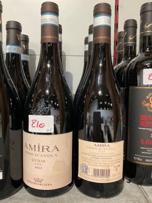 des bouteilles de vin sont alignées sur une étagère dans un magasin
