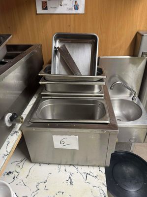 Plusieurs plats sont alignés sur le plan de travail d'une cuisine