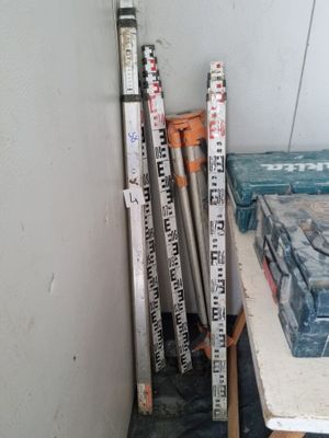 une pile d'outils posée sur une table dans une pièce