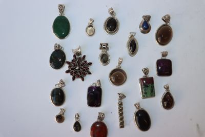 Plusieurs types de pendentifs sont présentés sur un fond blanc