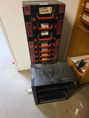 une pile de cartons posée par terre à côté d'un classeur