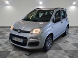 la petite voiture argentée est garée sur un carrelage à carreaux