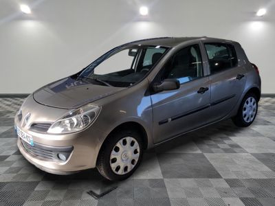la petite voiture argentée est garée dans la pièce au sol en damier